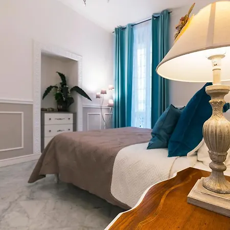 Holly House Apartment *