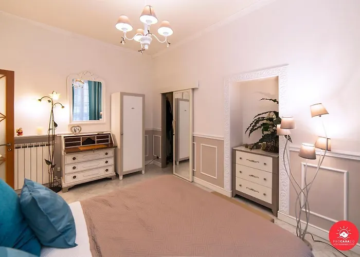 Holly House Apartment